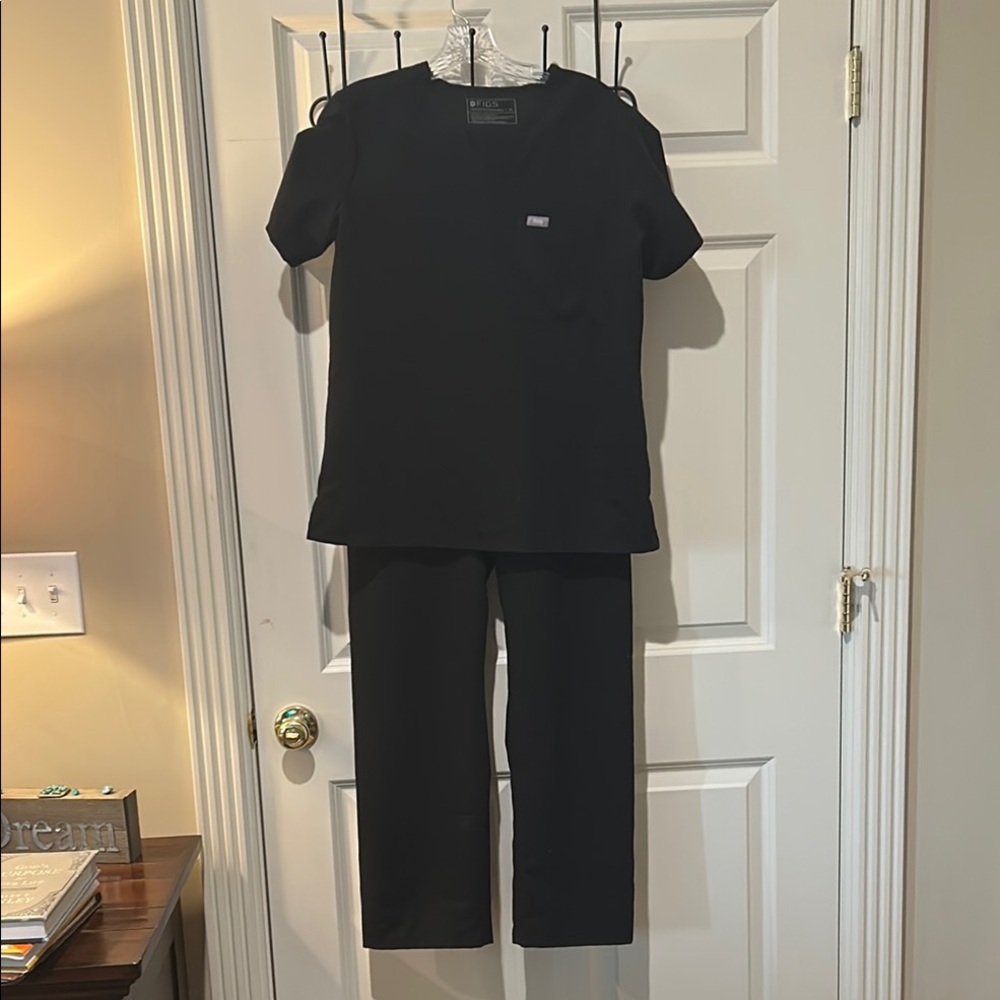 Figs Black Scrub Set